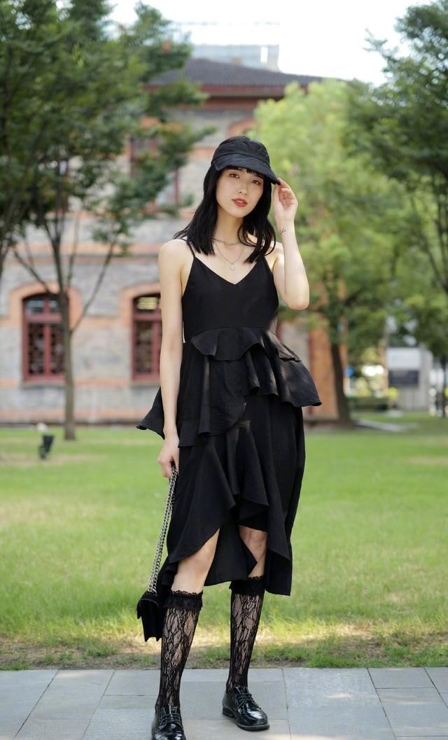  『粉色』身材微胖的美女，粉色紧身裙搭配水晶高跟凉鞋，穿出美丽好身材