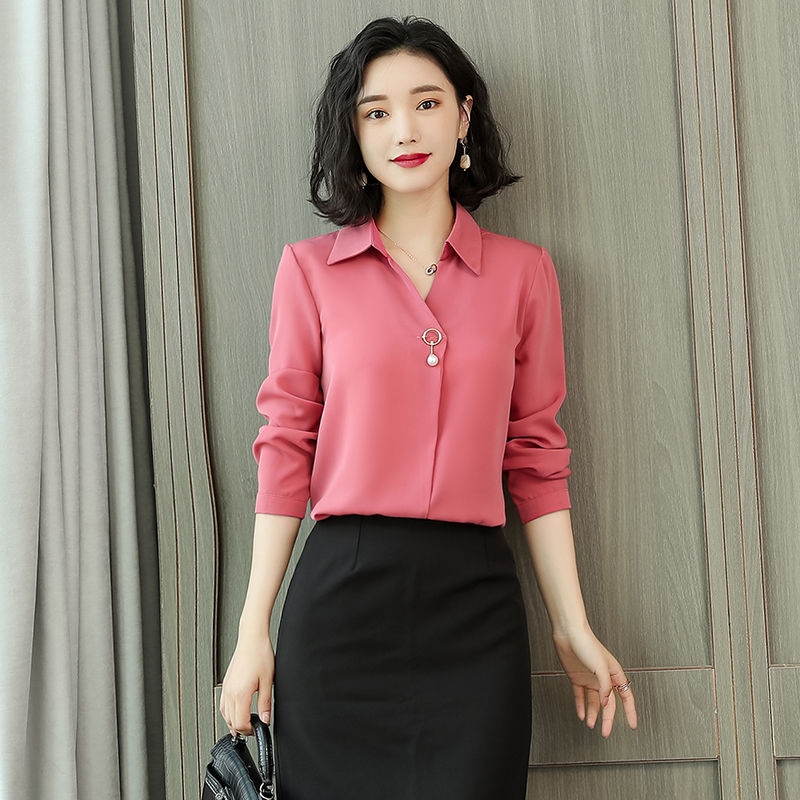 出差回来，老婆穿洋衫+铅笔裤，去机场接我，简直是迷人的小妖精