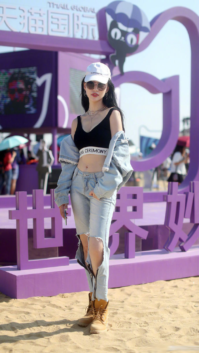 街拍成都:慵懒的时尚搭配，给人一种随性简约的自然美!