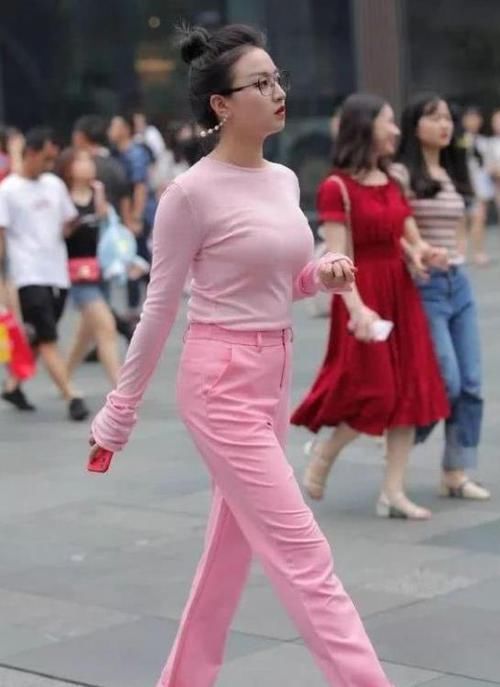 【美女】潮范儿女神来了,街拍:灼灼其华的美女,一件卡其色上衣配白色裙子,时尚气质风范