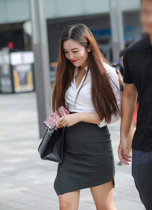 街拍：图1美女的开叉裙太诱人了，我就这样被她的妖娆身姿征服了