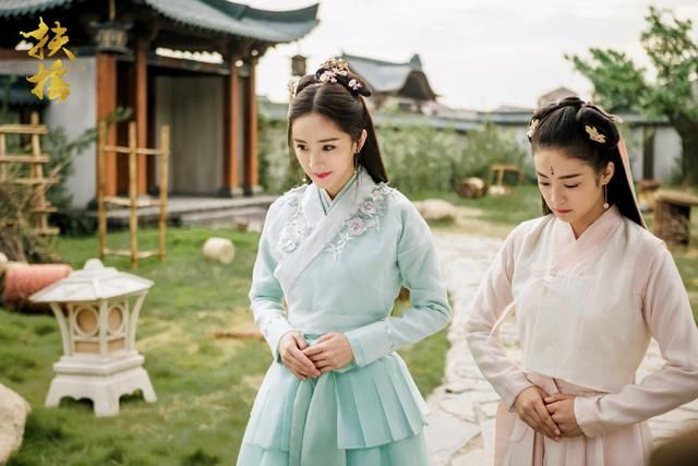 96年小花搭档杨幂出演《扶摇》，除了颜值高衣品更是少女风典范