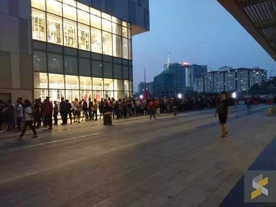果粉疯了!上万人排队抢300块的iPhone5S,太超值了!