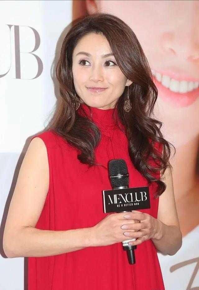 条连衣■大波浪卷发搭配红色连衣裙减龄时髦，美腻了，49岁酒井法子不显老