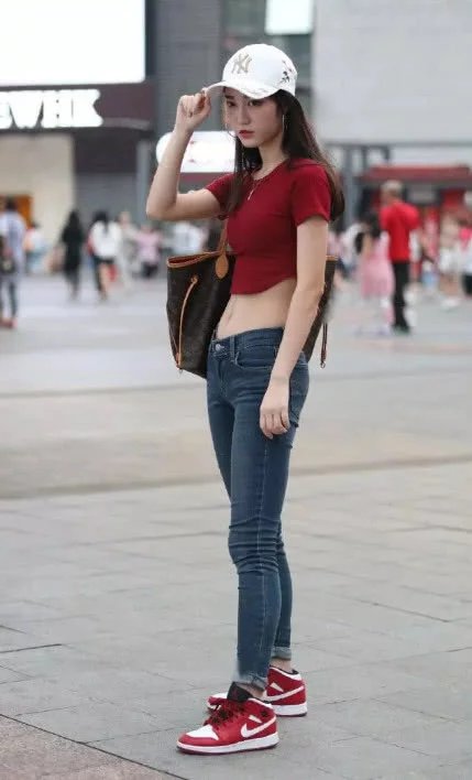 休闲阳光的小姐姐紧身牛仔裤配红色小T恤，出门逛街时刻关注形象