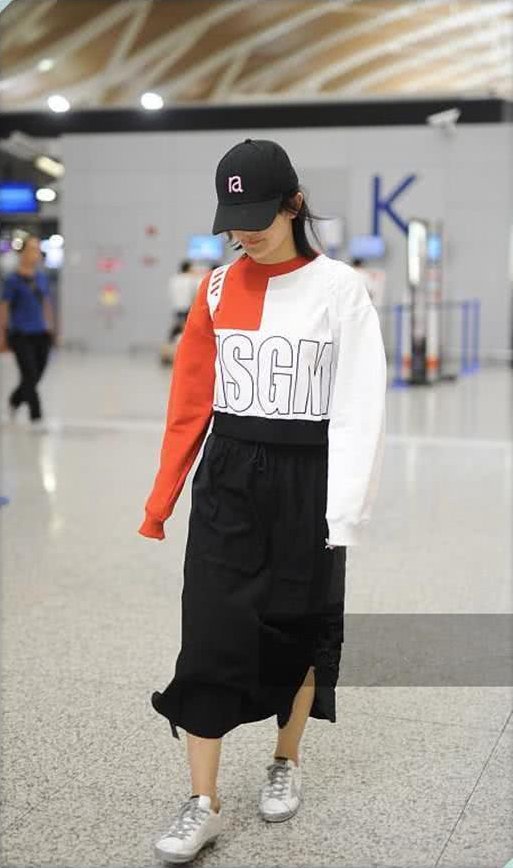 看了谢娜的机场照，再看吴昕的，网友:辣妈和少女的差距一目了然