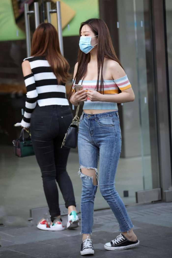 街拍：丰润破洞牛仔裤美女, 露肩装显白皙肌肤