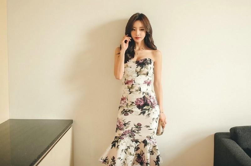 高人气网红美女穿碎花长裙,裹胸酥乳散发性感女人味!