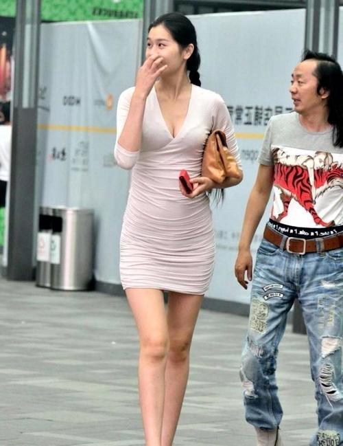 完美街拍美女：几位穿紧身包臀裙的小姐姐，谁是你心中的女神？