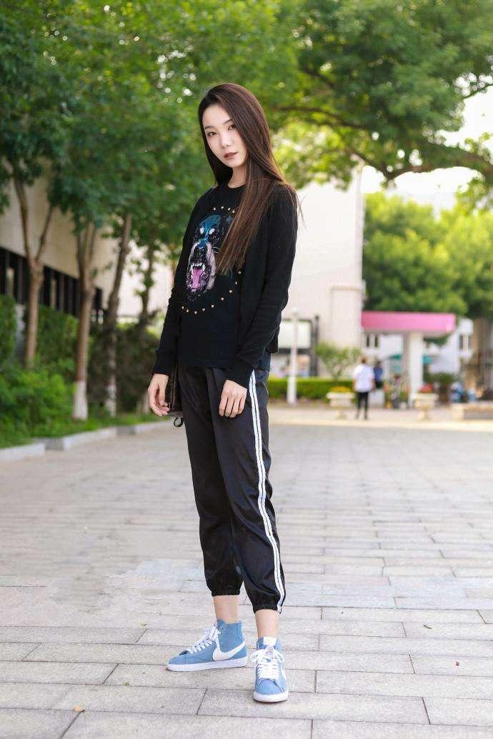 大龄女人依然想美,紧身裤颇有几分魅力,特别飘逸有女人味