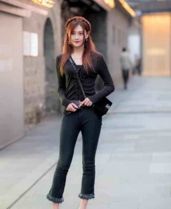  蓝色：街拍：亭亭玉立的美女，一件蓝色的连体长裤，尽显完美好身材