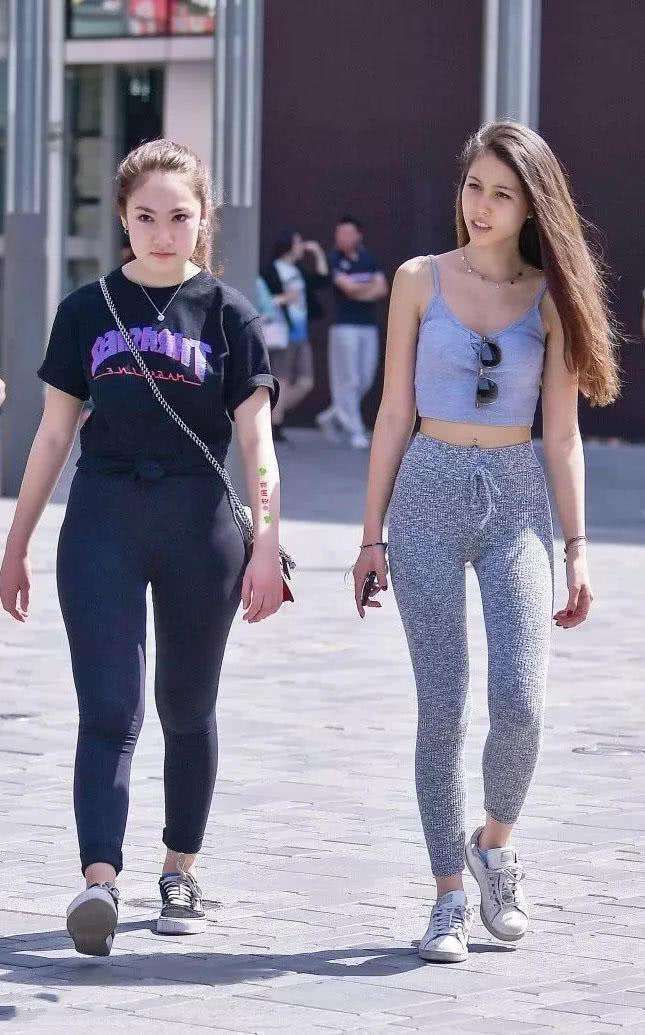 紧身装的姐妹花裹出迷人身材，一看就是健身教练很有女人味