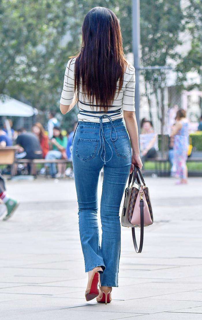 街拍：美女穿背带牛仔裤就是好看, 身段苗条多姿, 吸引人关注