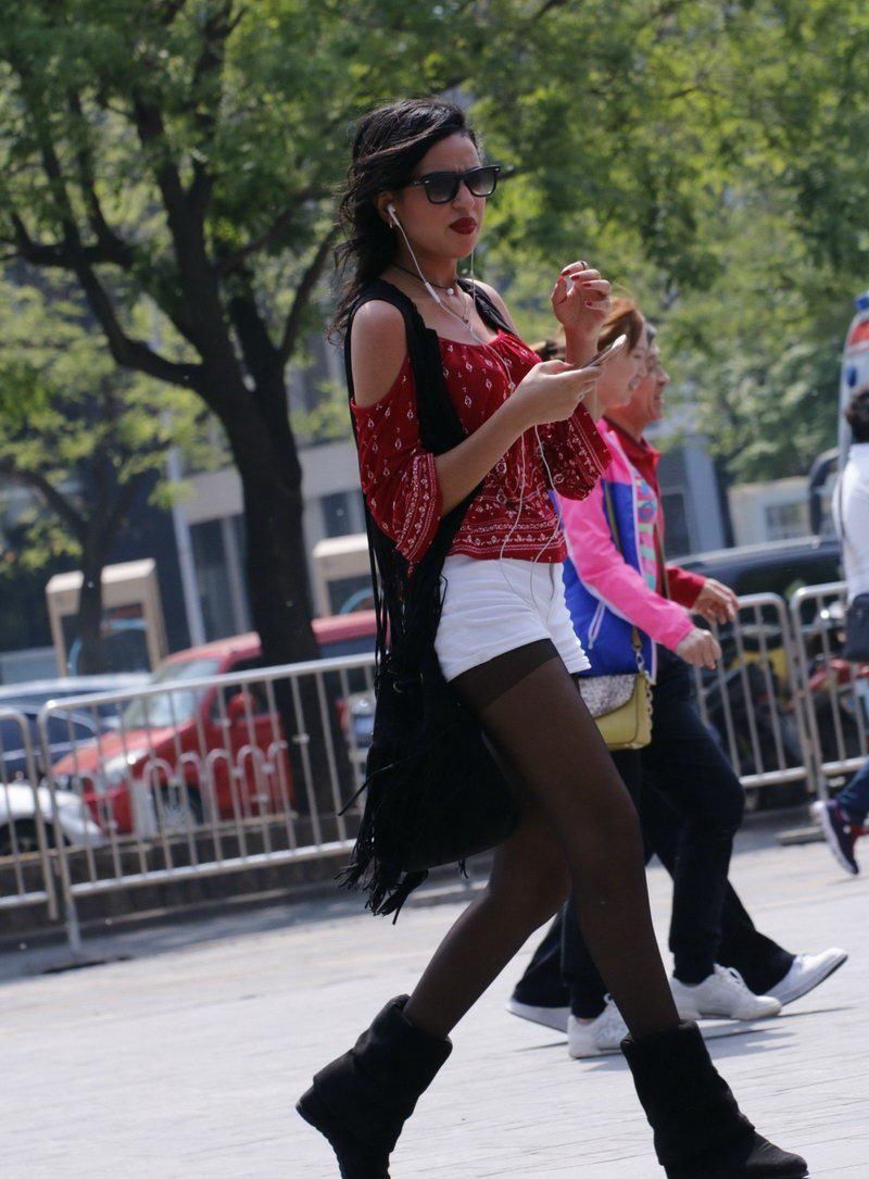 街拍:白色紧身热裤黑丝袜美眉，你的城市因你而美好?