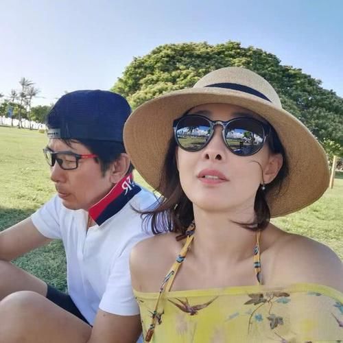  #少扣#44岁牛莉秀身材有绝招！戴复古眼镜扮贵妇，扣子少扣两颗还留个缝