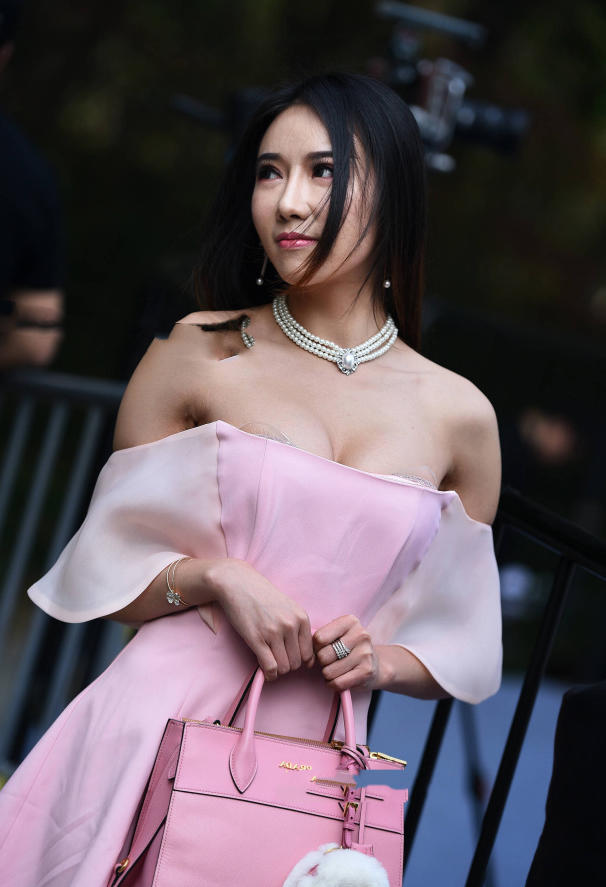 婴儿肥小姐姐低胸连衣裙尽显肥硕体态，让身材更显得凹凸有致，很