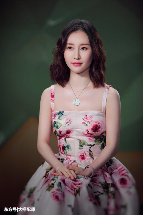 舒畅及肩卷发年轻10岁，大红连衣裙美艳十足，小蛮腰羡煞网友