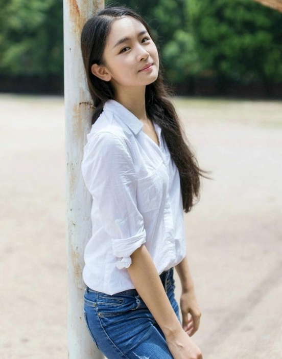 漂亮姐姐时尚又修身的牛仔裤，让你的身材更显唯美