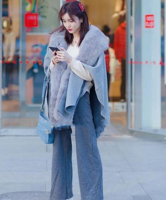  长袖|街拍：小姐姐身穿长袖上衣配牛仔短裙，魅力十足