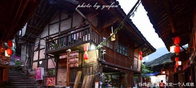 三面环水的古堡, 不通公路的古镇, 竟然没有一栋现代建筑