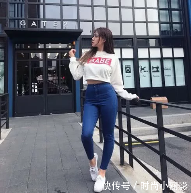 气质女神穿紧身牛仔裤，走到哪里都会受到众人目光的关注！