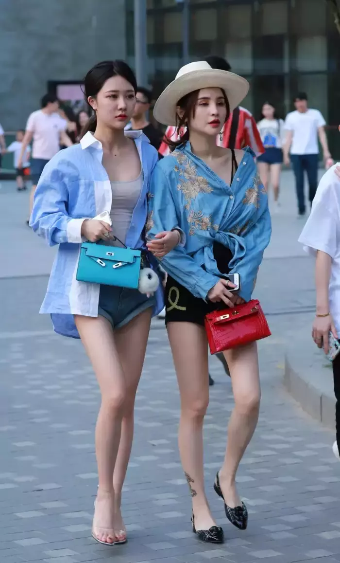 街拍路人,时尚都市的街头从来就不缺时尚的元素,尤其是在夏天
