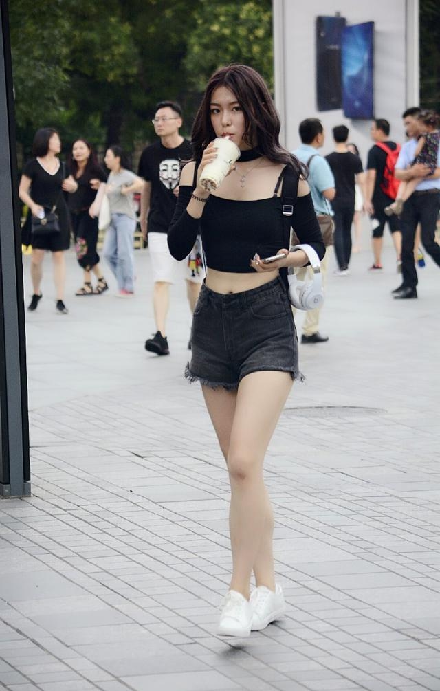 路人街拍,图二小姐姐很是性感,从旁边小哥眼神中就能知道