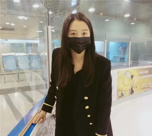 关晓彤跟鹿晗从日本回来，眼袋竟袋消失了？！难道是假眼袋？