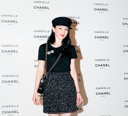 周迅胆真大！素颜连妆都不画，网友：离开ps简直就是个邋遢大妈