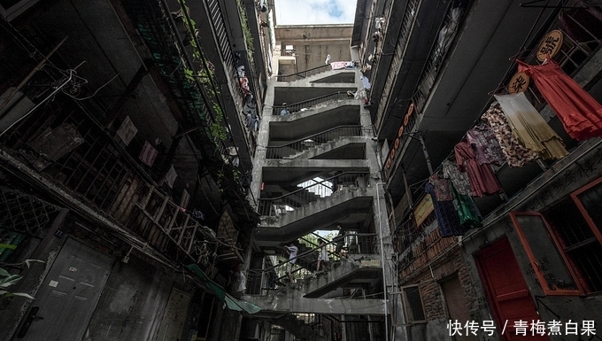 内地这座破旧老楼房，与香港北角很相似，瞬间成了网红景点