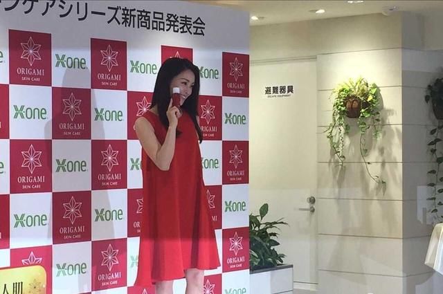 条连衣■大波浪卷发搭配红色连衣裙减龄时髦，美腻了，49岁酒井法子不显老