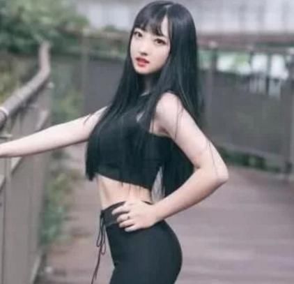 时尚：黑色紧身裤和黑色小衫搭配的可爱小姐姐，看上去很精神漂亮