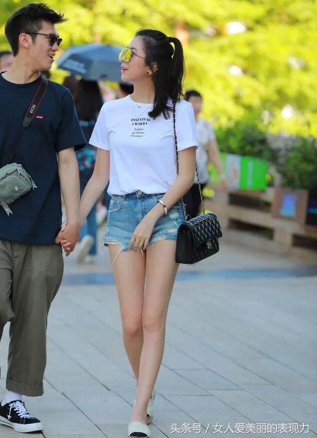 看似简单的牛仔短裤，配上白色短袖，立马提升了姑娘的优雅气质