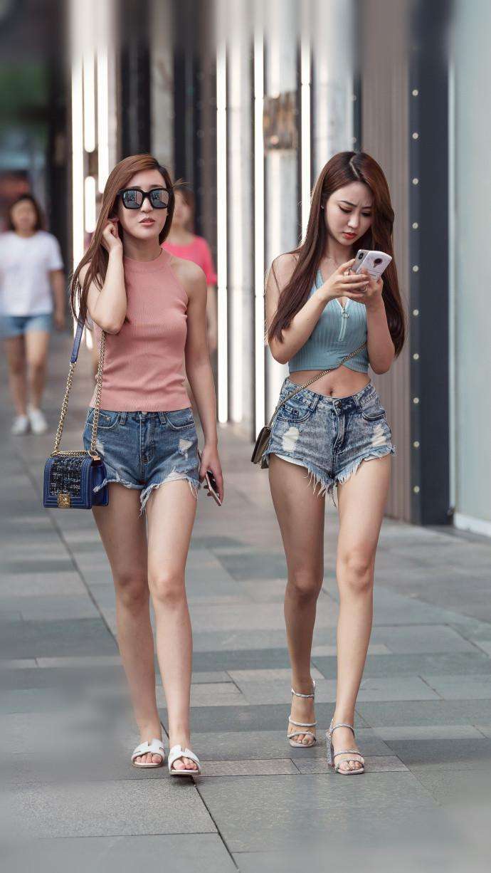 成都街拍: 感受一下叠穿的魅力 网友: 羡慕最后一个男人