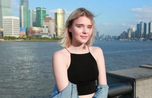 美国姑娘来中国旅游,夜晚不敢出门,直言:中国晚上九点能出去?