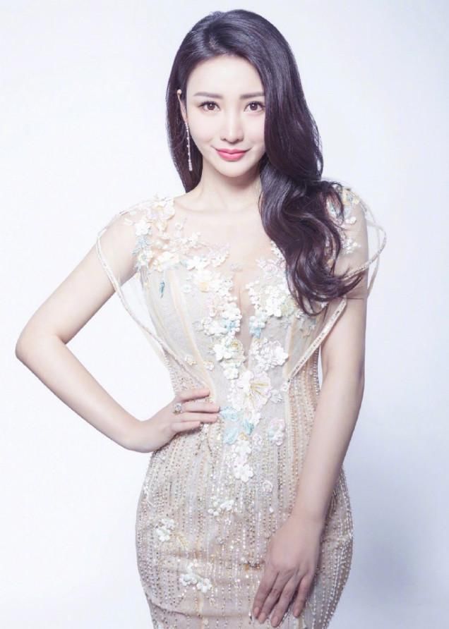 谁说张檬的穿搭老气了？穿上裸色薄纱裙比柳岩性感，选对裙子了！