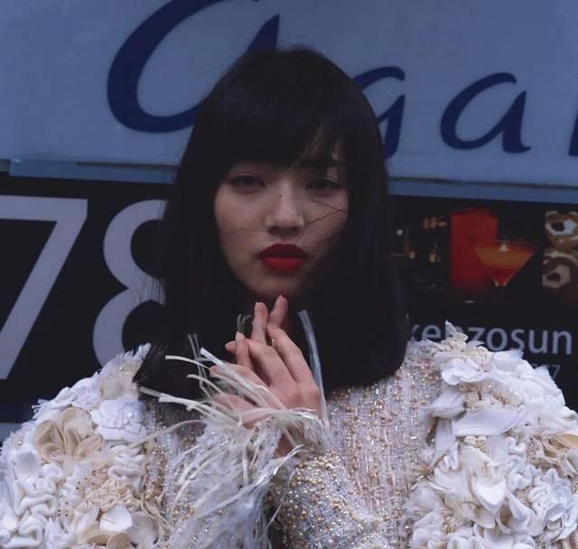  溺水小刀■小松菜奈感情曝出！敢和权志龙“抢”女性的还有谁？