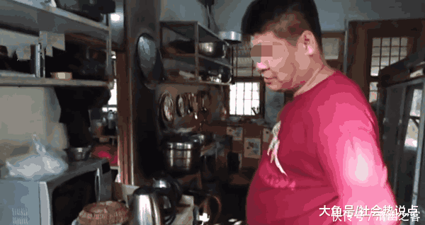 景区饭店上菜用塑料布盖, 客人想要留宿, 老板却统统赶走