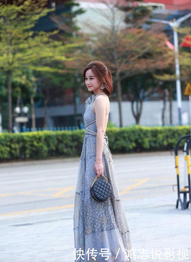 街拍:三里屯的有钱少妇 少女感十足 确实性感还有女人味