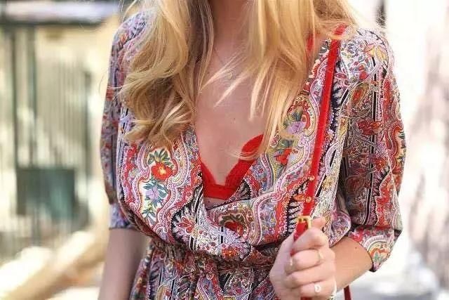 蔡依林又调皮了!穿紧身衣现身机场，转身才发现原来大有乾坤