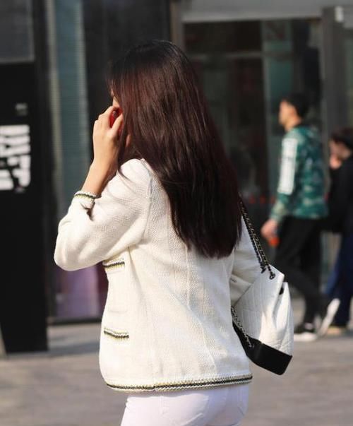  完美@街拍：语笑嫣然的小姐姐，一件白色的连衣裙，时尚完美好身材