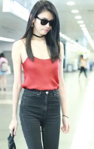 奚梦瑶现身机场，穿红色吊带奥妙身材一目了然，网友：腰以下全是