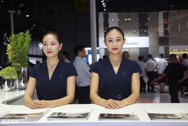 看2018成都国际车展各家美女争相斗艳