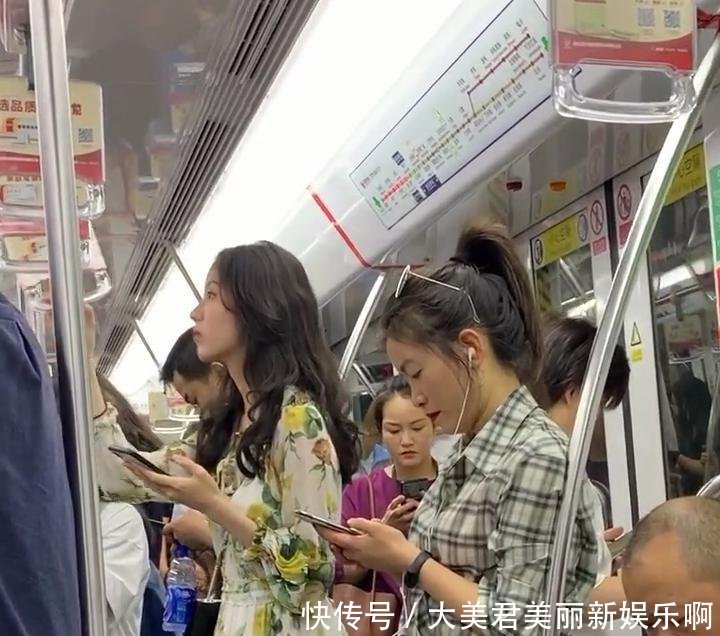  连体@地铁偶遇穿着连体裤的美女，颜值出众，尽显青春气息