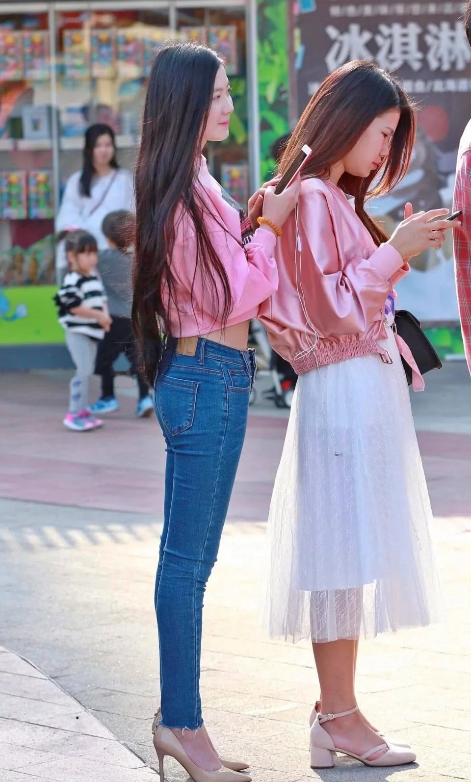 长发女神时尚紧身牛仔裤，个性的穿搭，秀出玲珑有致好身材