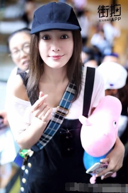 秦岚脚上的这双老爹鞋也太好看了,显得脚踝特别细腿特别长