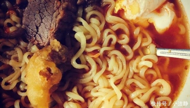 『时先』煮泡面时先放“调料”还是面饼,很多人做错了,难怪油多又难吃!