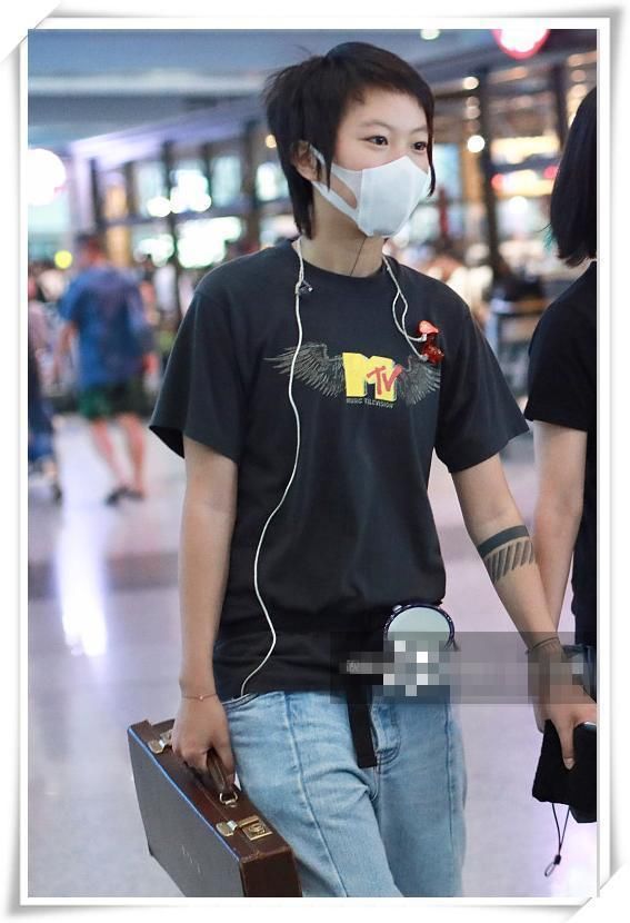 本以为窦靖童的木箱够奇葩的了，看到马思纯的塑料篮，我沉默了!