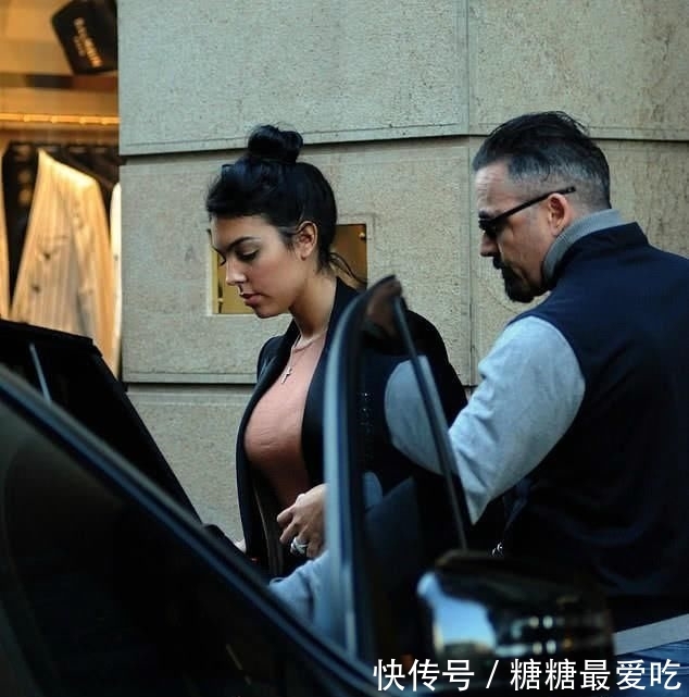 『 极致』极致身材藏不住,保镖贴身护驾,C罗女友带迷你罗逛街购物