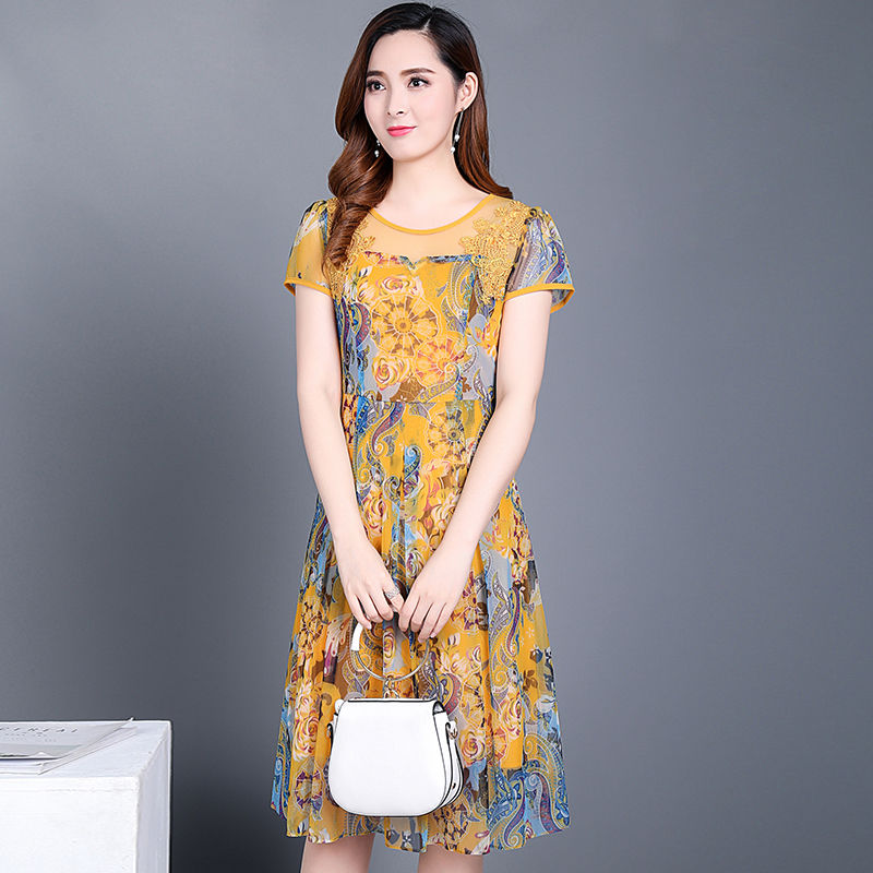 别再穿大妈装了?奔5女人推荐这种碎花裙，修身又显白，越穿越美